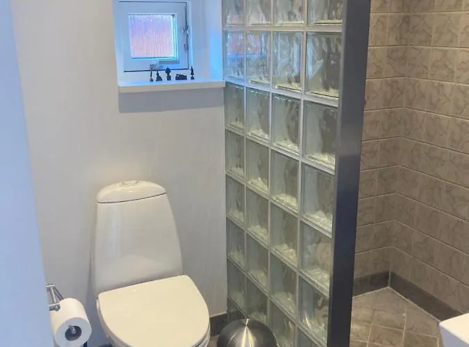 Vaerelse, Bad Og Toilet I Casa de hóspedes Næstved